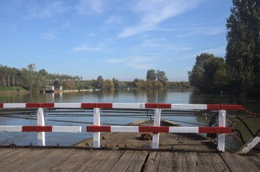 Güneşli bir günde, İtalya kırsalında ahşap platformlu ve raylı Pontoon Köprüsü