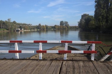 Güneşli bir günde, İtalya kırsalında ahşap platformlu ve raylı Pontoon Köprüsü