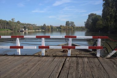 Güneşli bir günde, İtalya kırsalında ahşap platformlu ve raylı Pontoon Köprüsü