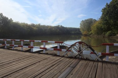 Güneşli bir günde, İtalya kırsalında ahşap platformlu ve raylı Pontoon Köprüsü