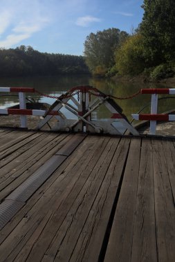 Güneşli bir günde, İtalya kırsalında ahşap platformlu ve raylı Pontoon Köprüsü