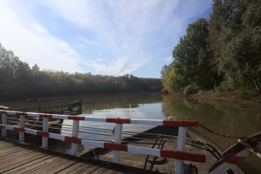 Güneşli bir günde, İtalya kırsalında ahşap platformlu ve raylı Pontoon Köprüsü