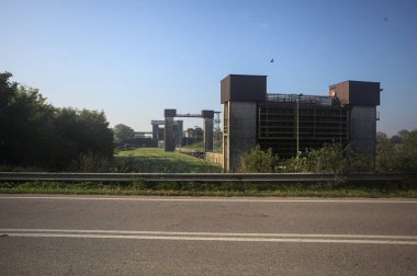 Güneşli bir günde, İtalya 'nın kırsal kesiminde, köprüden görünen bir barajda su birikintileri.