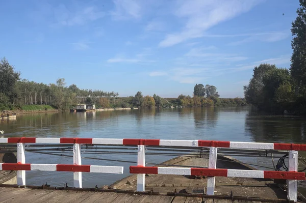Güneşli bir günde, İtalya kırsalında ahşap platformlu ve raylı Pontoon Köprüsü