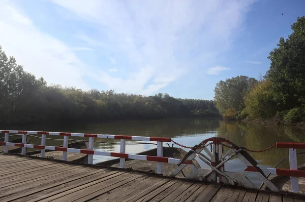 Güneşli bir günde, İtalya kırsalında ahşap platformlu ve raylı Pontoon Köprüsü