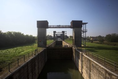 Güneşli bir günde, İtalya 'nın kırsal kesiminde, köprüden görünen bir barajda su birikintileri.