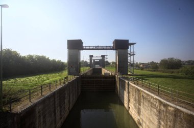 Güneşli bir günde, İtalya 'nın kırsal kesiminde, köprüden görünen bir barajda su birikintileri.