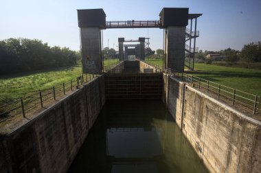 Güneşli bir günde, İtalya 'nın kırsal kesiminde, köprüden görünen bir barajda su birikintileri.
