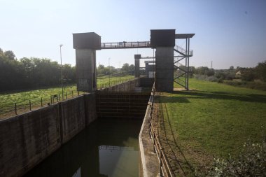 Güneşli bir günde, İtalya 'nın kırsal kesiminde, köprüden görünen bir barajda su birikintileri.