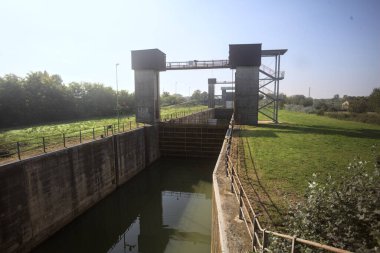 Güneşli bir günde, İtalya 'nın kırsal kesiminde, köprüden görünen bir barajda su birikintileri.