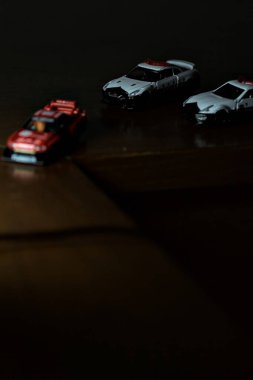 Cenova, İtalya - 20th NOVEMBER 2025 - Nissan Skyline Turbo Super Silueti 'nin kırmızı ve siyah yarış kıyafetleri içindeki Takara Tomi kopyaları Nissan Skyline GT-R R34 ve Japon polis üniformalarındaki Nissan Fairlady 350Z al