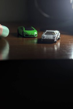 Cenova, İtalya - 20 Kasım 2025 - Yeşil bir Lamborghini Huracan 'ın önünde gri bir Lamborghini Countach' ın kopyaları bir yarış sırasında virajı ele geçirmeye çalışıyor