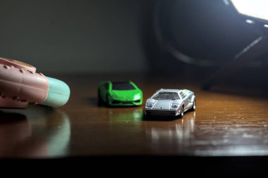 Cenova, İtalya - 20 Kasım 2025 - Yeşil bir Lamborghini Huracan 'ın önünde gri bir Lamborghini Countach' ın kopyaları bir yarış sırasında virajı ele geçirmeye çalışıyor