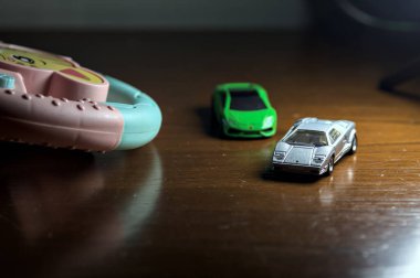 Cenova, İtalya - 20 Kasım 2025 - Yeşil bir Lamborghini Huracan 'ın önünde gri bir Lamborghini Countach' ın kopyaları bir yarış sırasında virajı ele geçirmeye çalışıyor