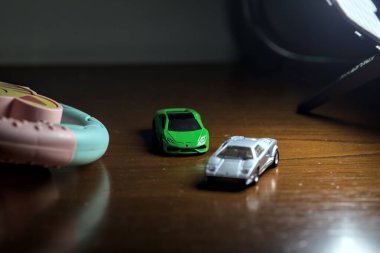 Cenova, İtalya - 20 Kasım 2025 - Yeşil bir Lamborghini Huracan 'ın önünde gri bir Lamborghini Countach' ın kopyaları bir yarış sırasında virajı ele geçirmeye çalışıyor