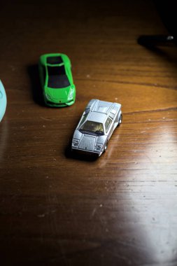 Cenova, İtalya - 20 Kasım 2025 - Yeşil bir Lamborghini Huracan 'ın önünde gri bir Lamborghini Countach' ın kopyaları bir yarış sırasında virajı ele geçirmeye çalışıyor