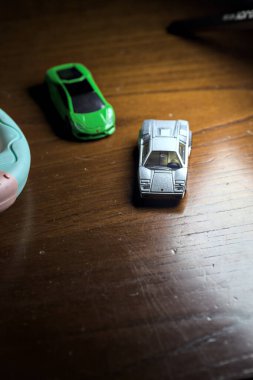 Cenova, İtalya - 20 Kasım 2025 - Yeşil bir Lamborghini Huracan 'ın önünde gri bir Lamborghini Countach' ın kopyaları bir yarış sırasında virajı ele geçirmeye çalışıyor