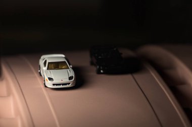 Mantova, İtalya - 9 Aralık 2025 - Beyaz Mitsubishi 3000GT ve siyah bir Toyota MR2 'nin kopyaları dağ geçidinde yarış yapıyormuş gibi davranıyorlar.