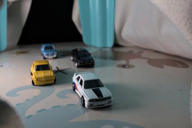 Mantova, İtalya - 14 Aralık 2025 - Buzlu bir tünelin altında yarış yapıyormuş gibi davranan çeşitli BMW kopyaları