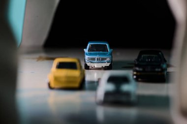 Mantova, İtalya - 14 Aralık 2025 - Buzlu bir tünelin altında yarış yapıyormuş gibi davranan çeşitli BMW kopyaları