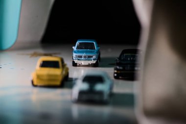 Mantova, İtalya - 14 Aralık 2025 - Buzlu bir tünelin altında yarış yapıyormuş gibi davranan çeşitli BMW kopyaları