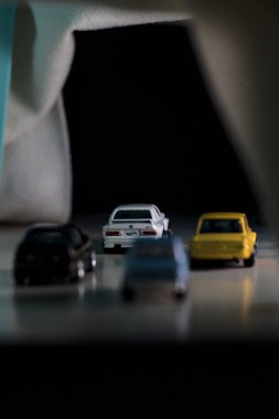 Mantova, İtalya - 14 Aralık 2025 - Buzlu bir tünelin altında yarış yapıyormuş gibi davranan çeşitli BMW kopyaları