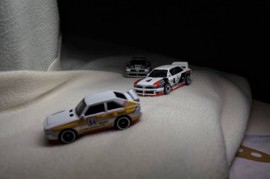 Mantova, İtalya - 14 ARALIK 2025 - Farklı Audi Quattro modelleri arasında yarış var gibi görünen ve uçurumun kenarındaki bir virajda sürüklenen