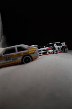 Mantova, İtalya - 14 ARALIK 2025 - Farklı Audi Quattro modelleri arasında yarış var gibi görünen ve uçurumun kenarındaki bir virajda sürüklenen