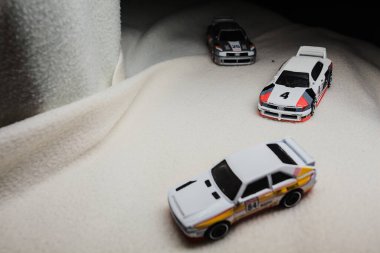 Mantova, İtalya - 14 ARALIK 2025 - Farklı Audi Quattro modelleri arasında yarış var gibi görünen ve uçurumun kenarındaki bir virajda sürüklenen