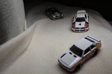 Mantova, İtalya - 14 ARALIK 2025 - Farklı Audi Quattro modelleri arasında yarış var gibi görünen ve uçurumun kenarındaki bir virajda sürüklenen