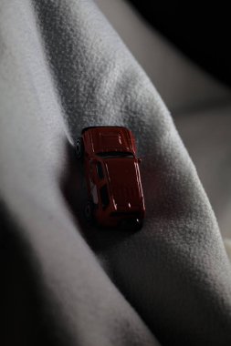 Mantova, İtalya - 14 Aralık 2025 - Kırmızı ve siyah RalliArt üniformalı Mitsubishi Pajero 'nun kopyası Bir dağın karlı yamacında tırmanış parkuruna tırmanıyormuş gibi yapıyor