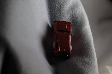 Mantova, İtalya - 14 Aralık 2025 - Kırmızı ve siyah RalliArt üniformalı Mitsubishi Pajero 'nun kopyası Bir dağın karlı yamacında tırmanış parkuruna tırmanıyormuş gibi yapıyor