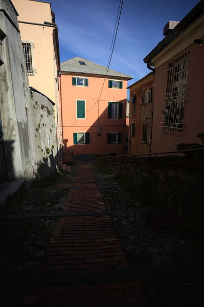 Merdiven, evlerin arasında beton bir korkulukla çevrili. Kısmen güneş gören bir uçurumun kenarında.