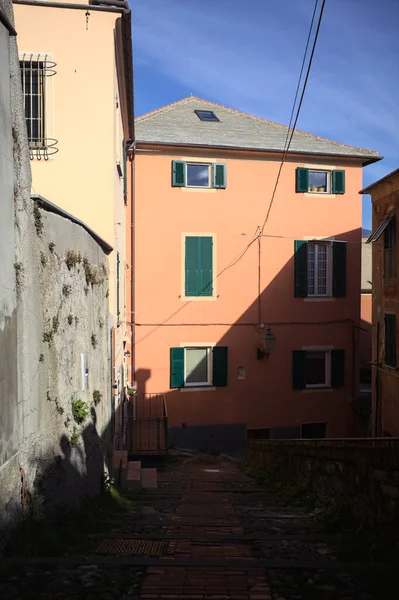 Merdiven, evlerin arasında beton bir korkulukla çevrili. Kısmen güneş gören bir uçurumun kenarında.