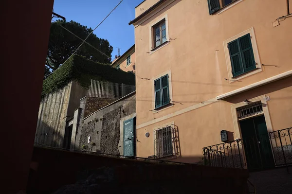 Merdiven, evlerin arasında beton bir korkulukla çevrili. Kısmen güneş gören bir uçurumun kenarında.