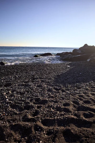 Gölgede kayalar ve gün batımında kayaların üzerinde filtrelenen güneş ışığı grubu.