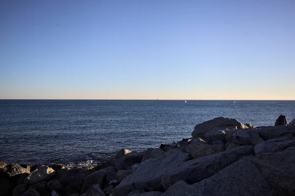 Gölgede kayalar ve gün batımında kayaların üzerinde filtrelenen güneş ışığı grubu.