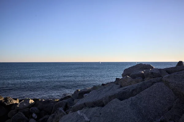 Gölgede kayalar ve gün batımında kayaların üzerinde filtrelenen güneş ışığı grubu.