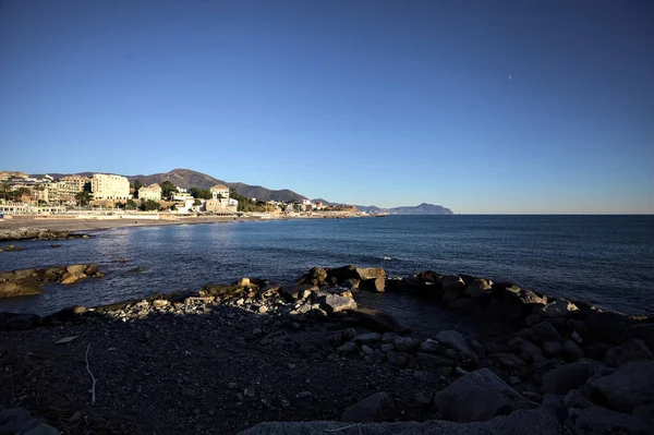 Deniz kenarındaki bina ve bulvar. Denizin üzerindeki küçük bir uçurumdan görülebiliyor. Kışın gün batımında sahneyi çerçeveliyorlar.