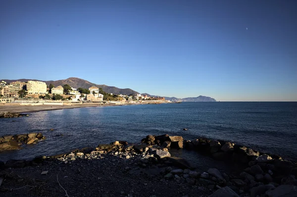 Deniz kenarındaki bina ve bulvar. Denizin üzerindeki küçük bir uçurumdan görülebiliyor. Kışın gün batımında sahneyi çerçeveliyorlar.