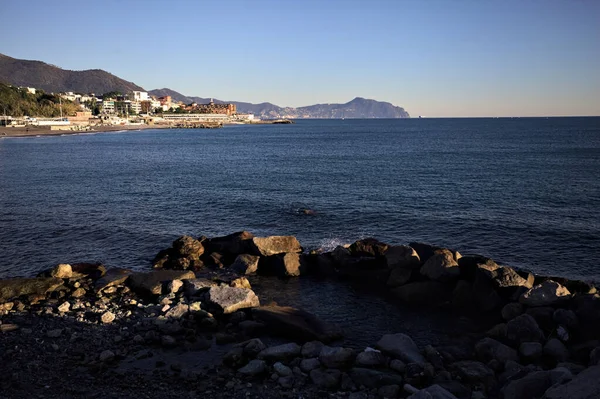 Deniz kenarındaki bina ve bulvar. Denizin üzerindeki küçük bir uçurumdan görülebiliyor. Kışın gün batımında sahneyi çerçeveliyorlar.