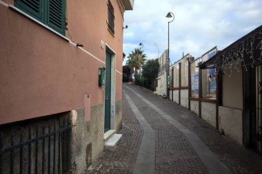 Sahildeki tatil köyüne ve gün batımında bir eve tırmanmak.