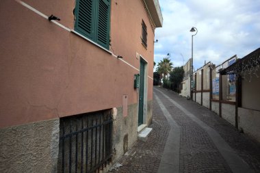 Sahildeki tatil köyüne ve gün batımında bir eve tırmanmak.