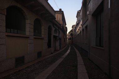 Gün batımında boş kaldırımlı cadde