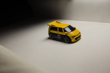 Mantova, İtalya - 28 ARALIK 2025 - Renault Espace F1 'in sarı ve siyah üniformalı kopyaları yarış pistinde koşuyormuş gibi yapıyorlar.