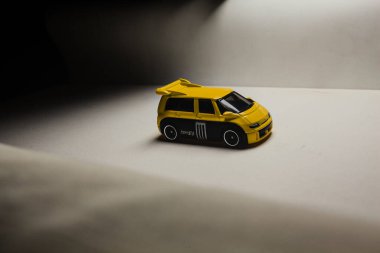 Mantova, İtalya - 28 ARALIK 2025 - Renault Espace F1 'in sarı ve siyah üniformalı kopyaları yarış pistinde koşuyormuş gibi yapıyorlar.