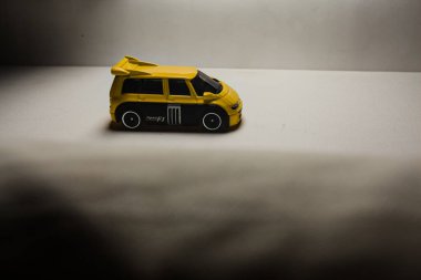 Mantova, İtalya - 28 ARALIK 2025 - Renault Espace F1 'in sarı ve siyah üniformalı kopyaları yarış pistinde koşuyormuş gibi yapıyorlar.