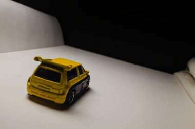 Mantova, İtalya - 28 ARALIK 2025 - Renault Espace F1 'in sarı ve siyah üniformalı kopyaları yarış pistinde koşuyormuş gibi yapıyorlar.