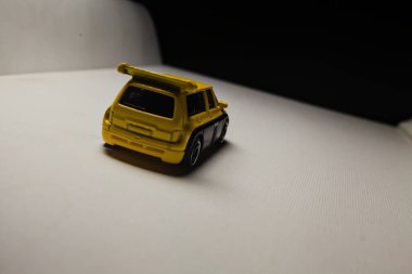 Mantova, İtalya - 28 ARALIK 2025 - Renault Espace F1 'in sarı ve siyah üniformalı kopyaları yarış pistinde koşuyormuş gibi yapıyorlar.