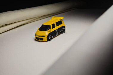 Mantova, İtalya - 28 ARALIK 2025 - Renault Espace F1 'in sarı ve siyah üniformalı kopyaları yarış pistinde koşuyormuş gibi yapıyorlar.